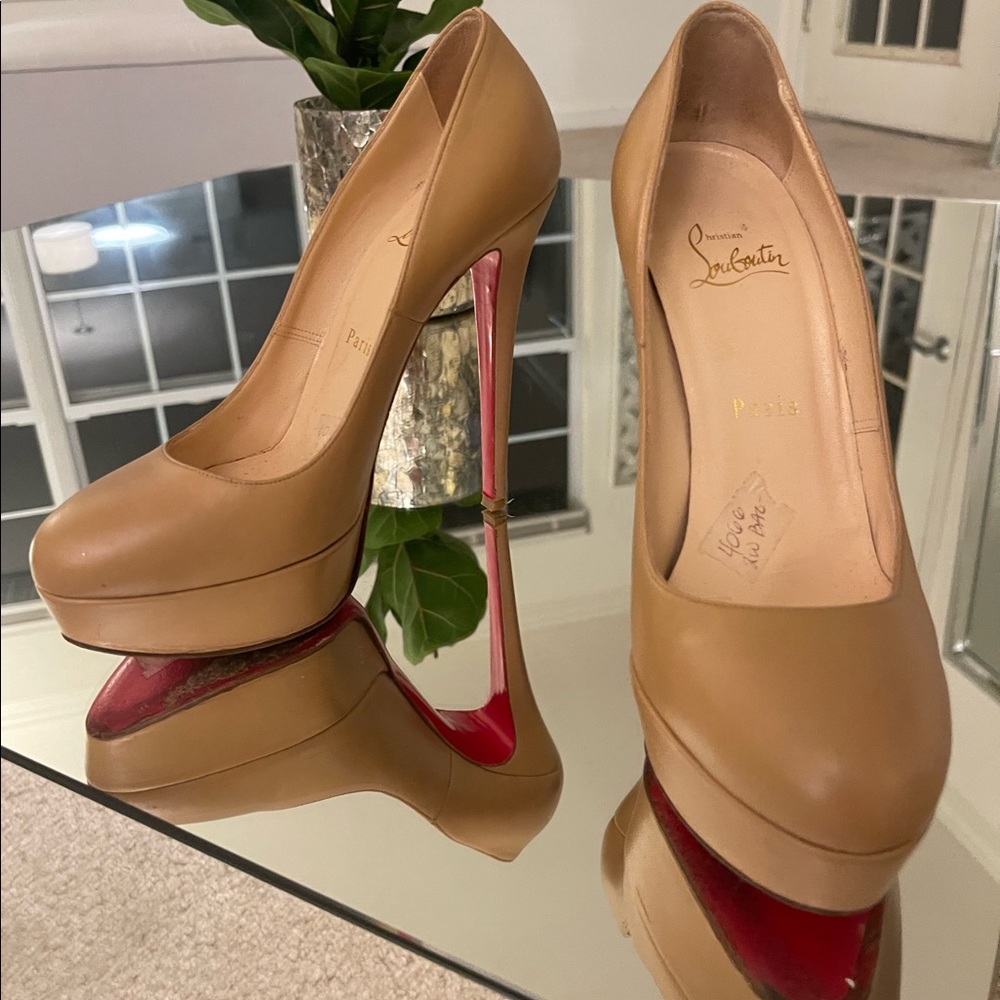 Christian Louboutin Round Toe biege platform heel
